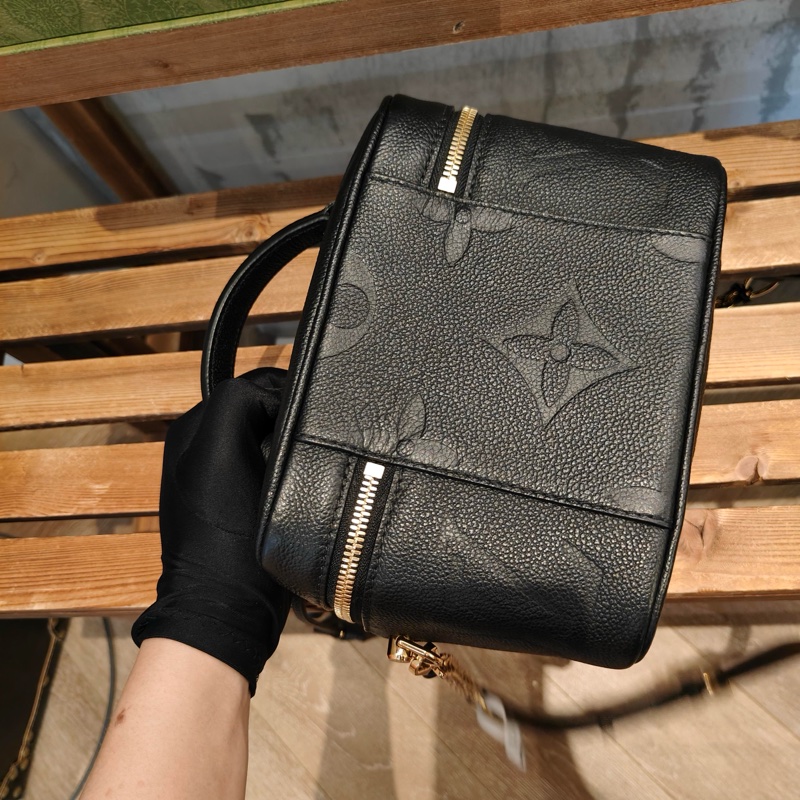 (已售出謝謝支持)LV 老花 黑壓紋 化妝包-2