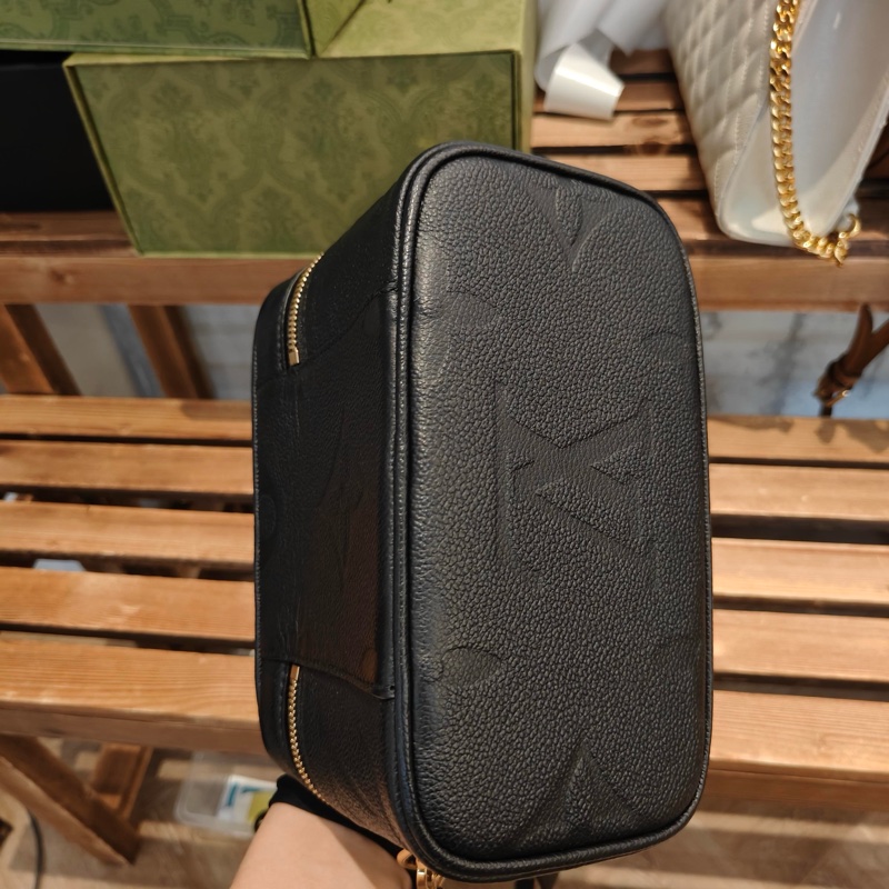 (已售出謝謝支持)LV 老花 黑壓紋 化妝包-3