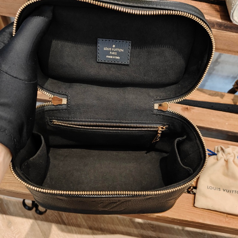 (已售出謝謝支持)LV 老花 黑壓紋 化妝包-7