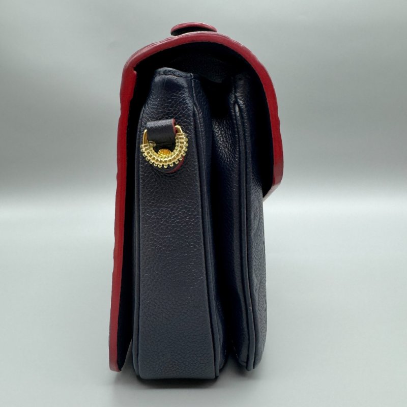 LV 郵差包 皮壓紋午夜藍-6