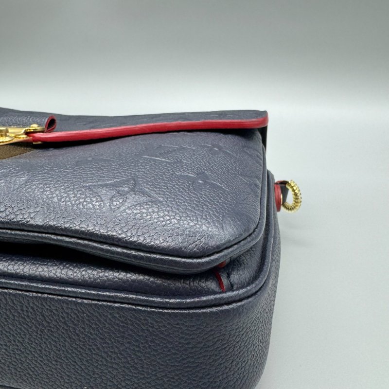 LV 郵差包 皮壓紋午夜藍-16