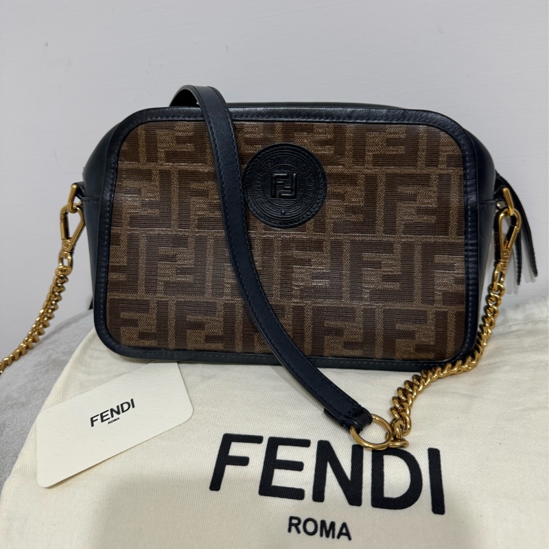 Fendi老花雙F圓形標章黑牛皮相機包-0