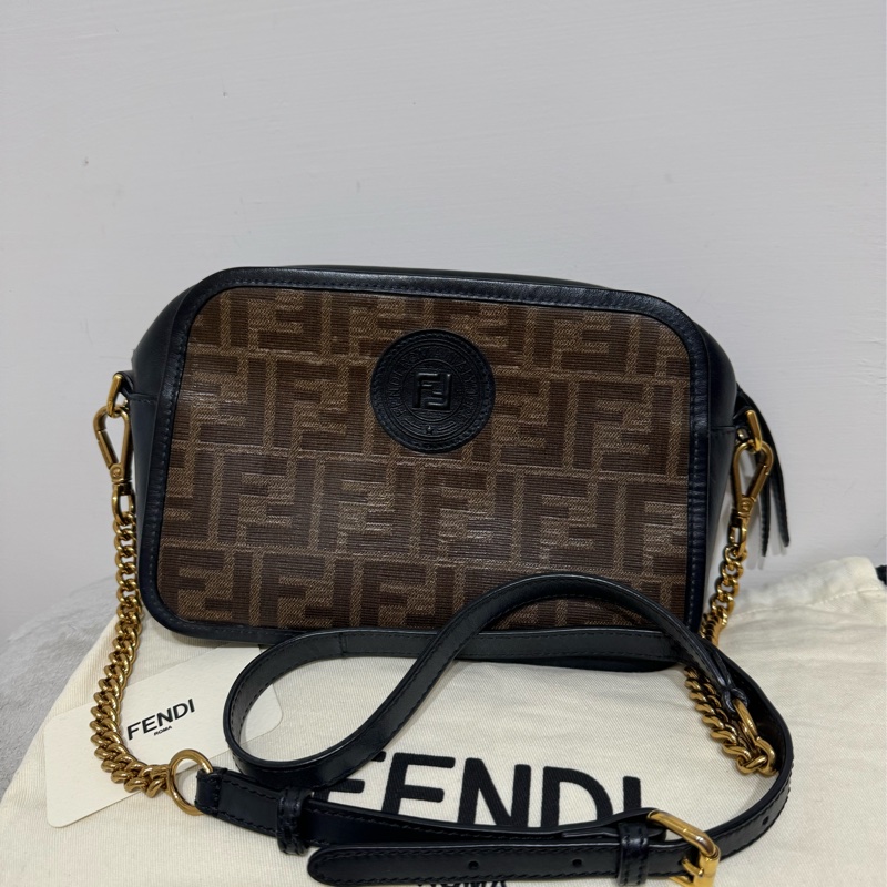 Fendi老花雙F圓形標章黑牛皮相機包-1