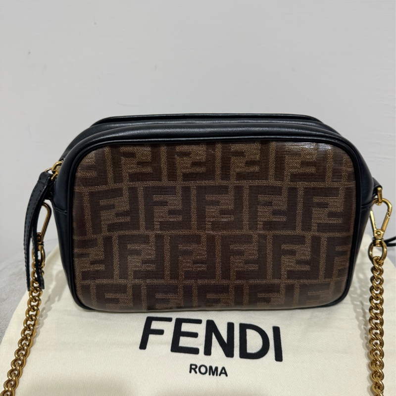 Fendi老花雙F圓形標章黑牛皮相機包-2