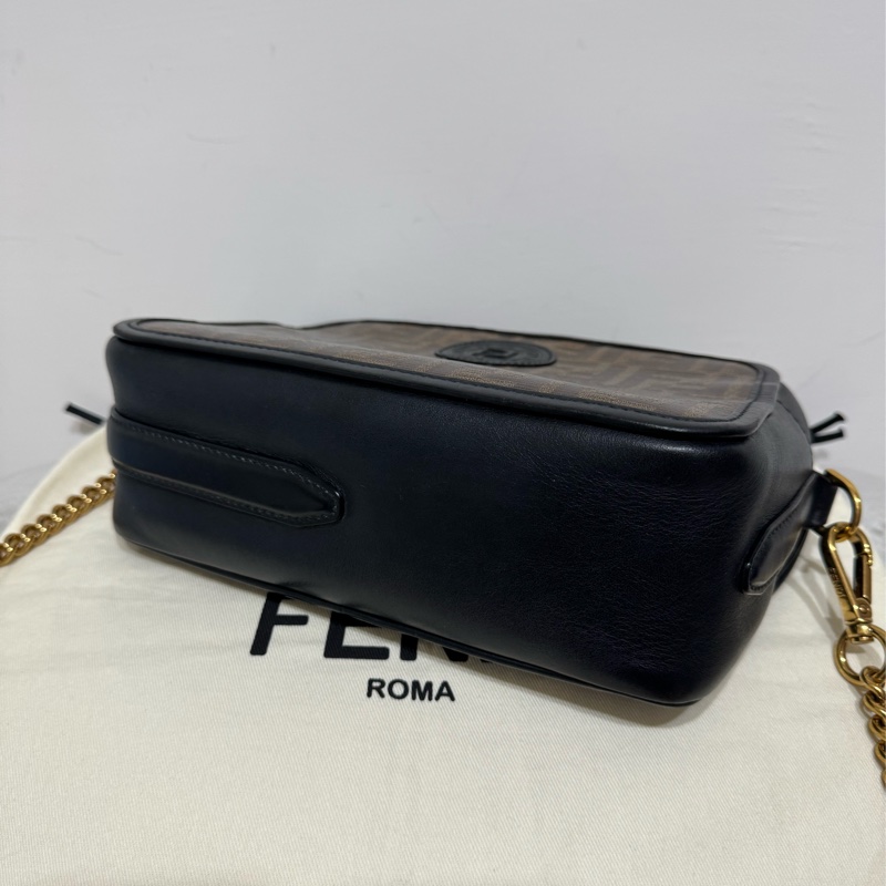 Fendi老花雙F圓形標章黑牛皮相機包-3