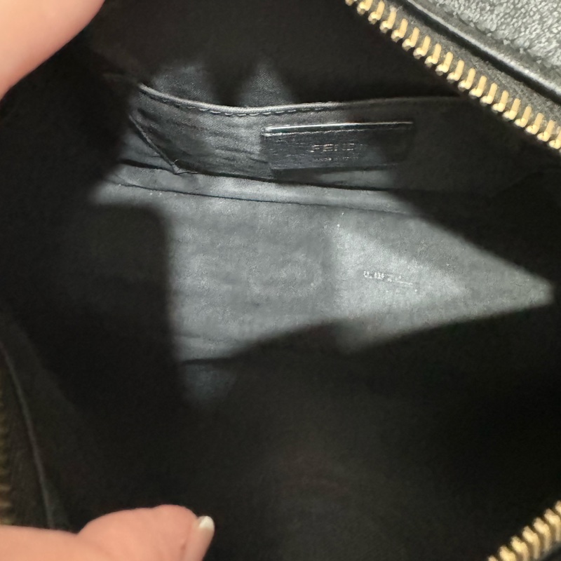 Fendi老花雙F圓形標章黑牛皮相機包-4