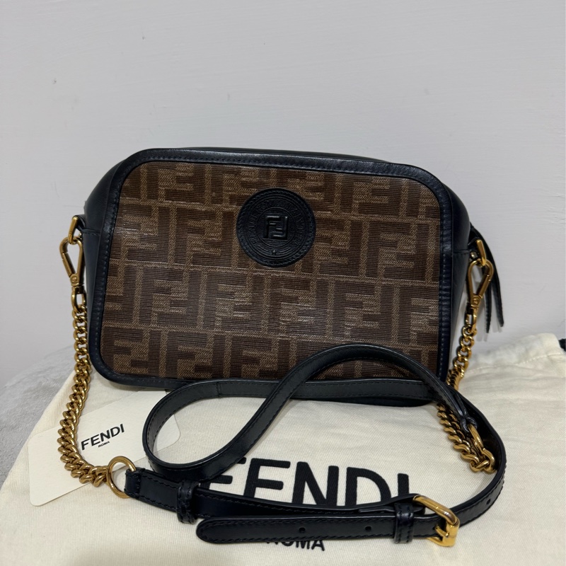 Fendi老花雙F圓形標章黑牛皮相機包-5