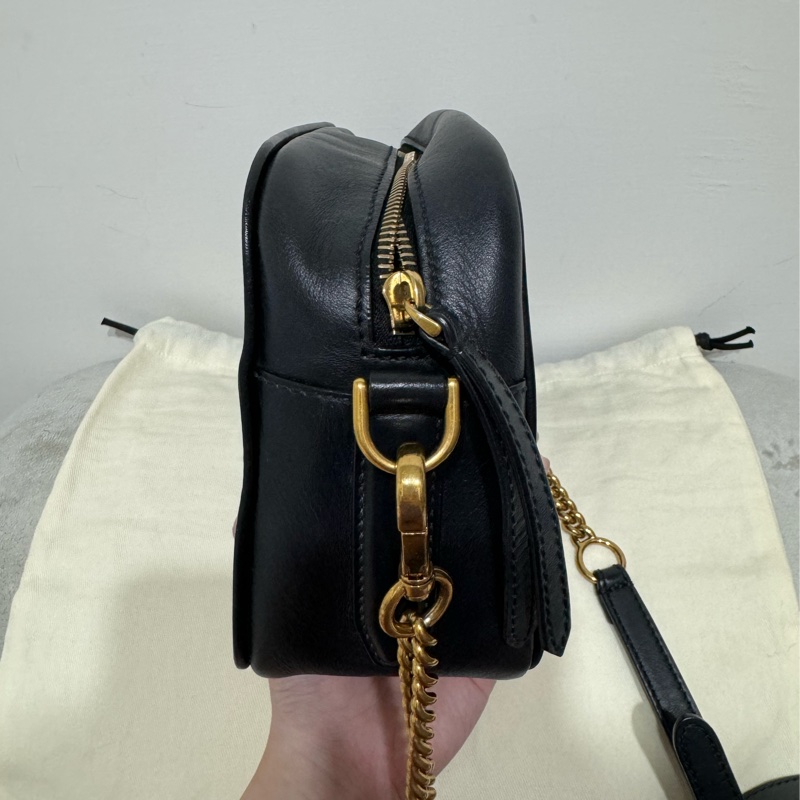 Fendi老花雙F圓形標章黑牛皮相機包-6