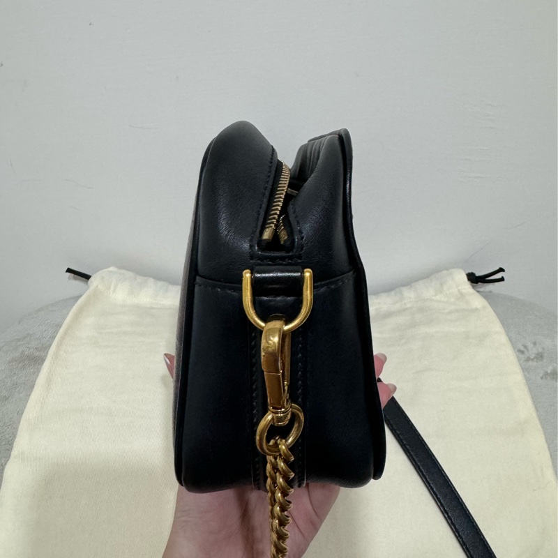 Fendi老花雙F圓形標章黑牛皮相機包-7