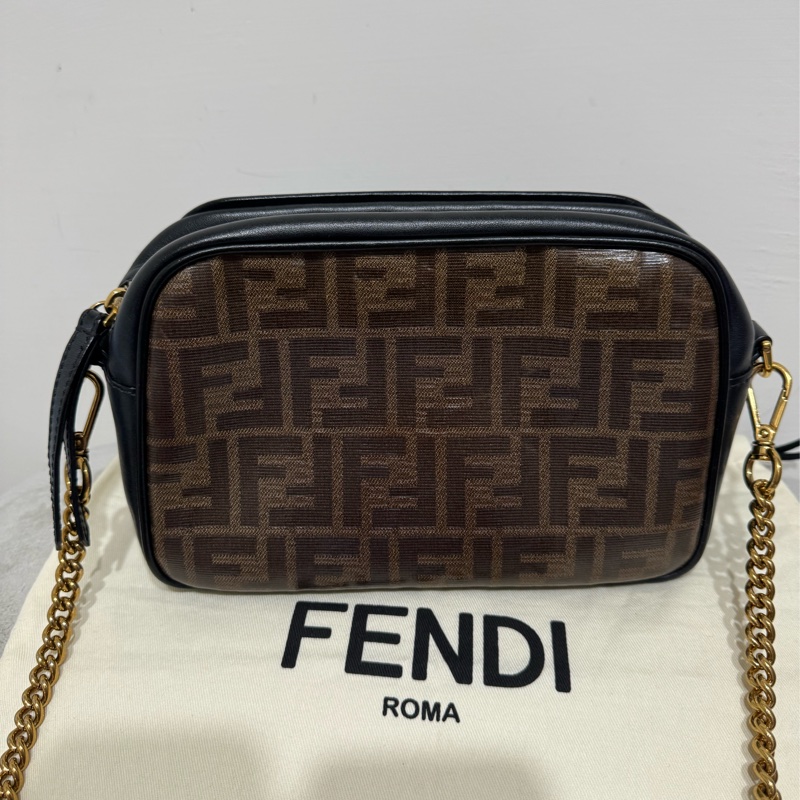 Fendi老花雙F圓形標章黑牛皮相機包-8