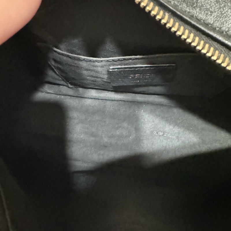 Fendi老花雙F圓形標章黑牛皮相機包-10