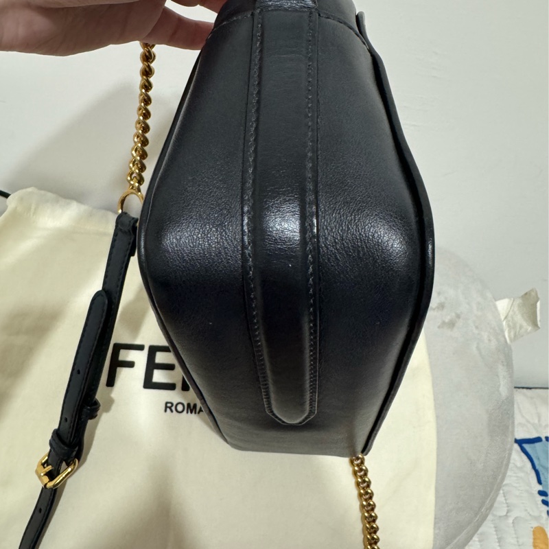 Fendi老花雙F圓形標章黑牛皮相機包-11