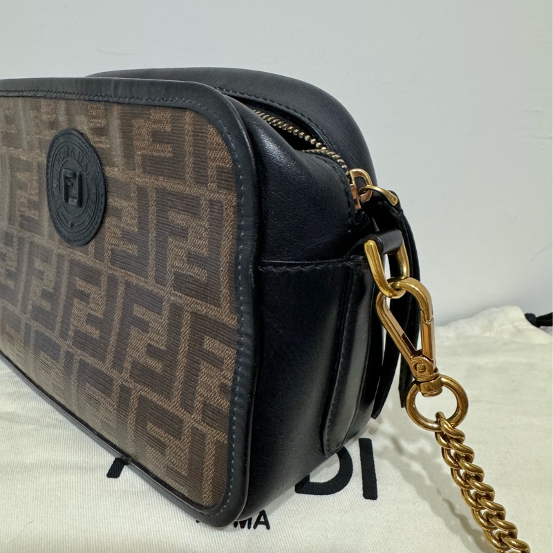 Fendi老花雙F圓形標章黑牛皮相機包-13