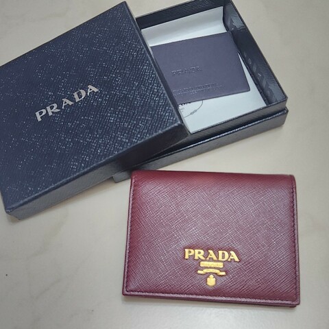 PRADA  金字紅色防刮牛皮短夾