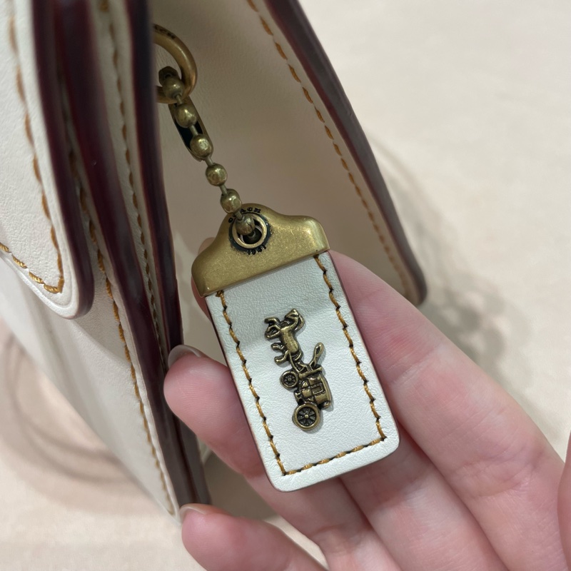 (售出)Coach Willis 18 復古迷你奶油側背包-5