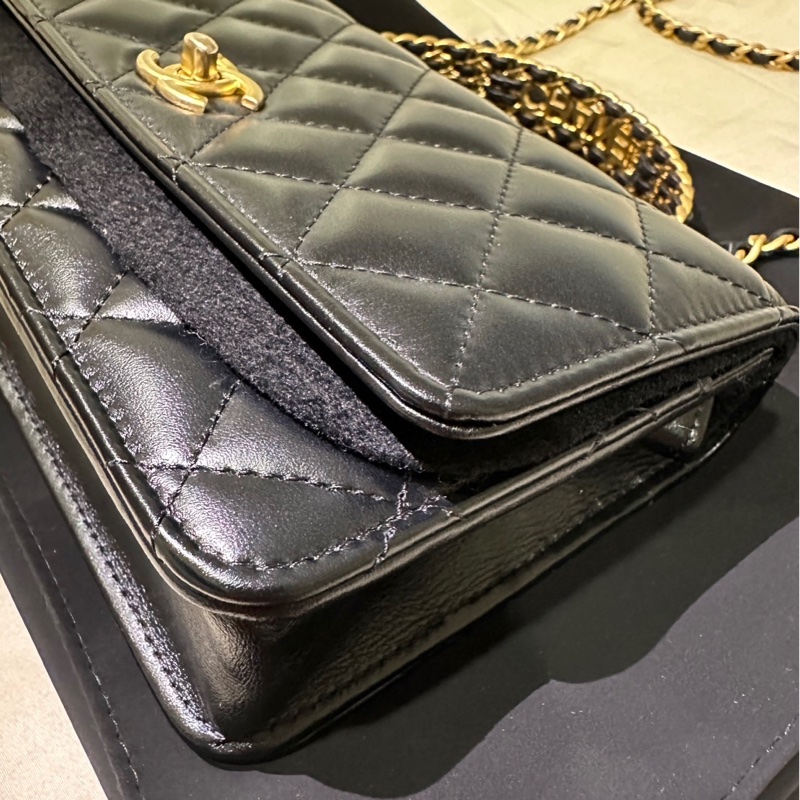 CHANEL 香奈兒 黑金字母手把菱格紋WOC包-13