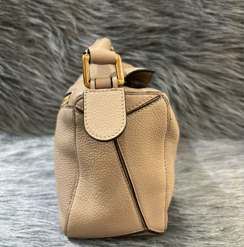LOEWE PUZZLE 24公分 沙色荔枝皮 幾何包 相機包 斜背包 拼圖包 手提包 肩背包 手拿包 胸口包 後背包 小號|PopChill 拍拍圈