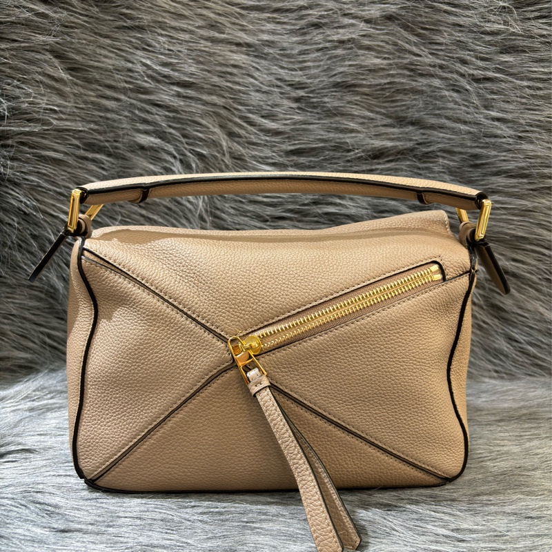 LOEWE PUZZLE 24公分 沙色荔枝皮 幾何包 相機包 斜背包 拼圖包 手提包 肩背包 手拿包 胸口包 後背包 小號|PopChill 拍拍圈