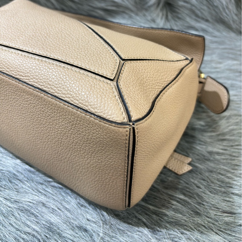 LOEWE PUZZLE 24公分 沙色荔枝皮 幾何包 相機包 斜背包 拼圖包 手提包 肩背包 手拿包 胸口包 後背包 小號|PopChill 拍拍圈