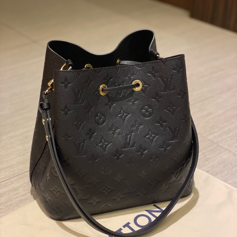 LV NEONOE MM (M45256)黑色壓紋水桶-1