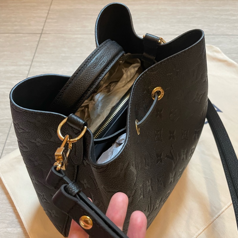 LV NEONOE MM (M45256)黑色壓紋水桶-4