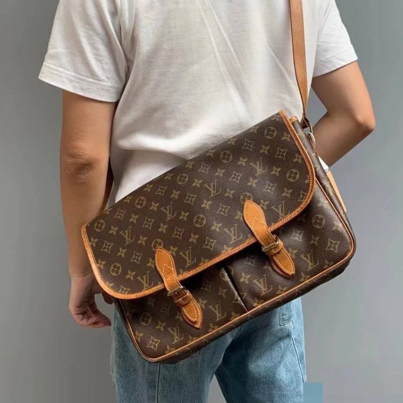 LOUIS VUITTON (LV) Gibeciere GM monogram 經典老花 肩包/斜背包/郵差包 (可放的下筆電)-0