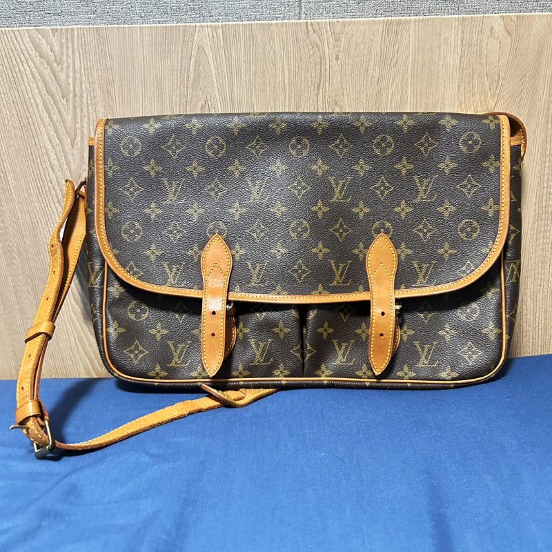 LOUIS VUITTON (LV) Gibeciere GM monogram 經典老花 肩包/斜背包/郵差包 (可放的下筆電)-1