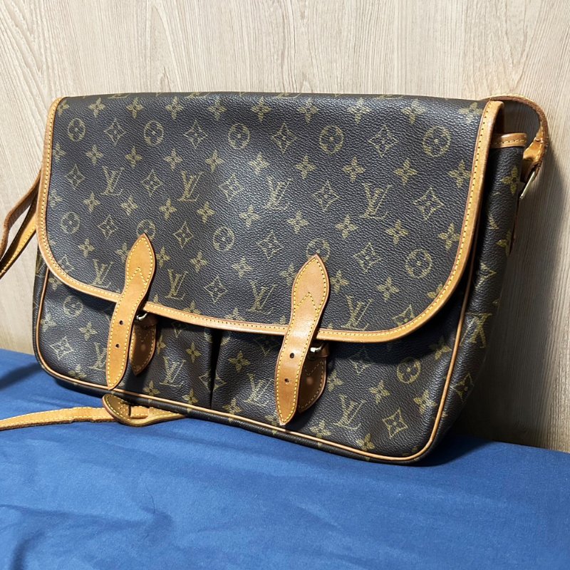 LOUIS VUITTON (LV) Gibeciere GM monogram 經典老花 肩包/斜背包/郵差包 (可放的下筆電)-2