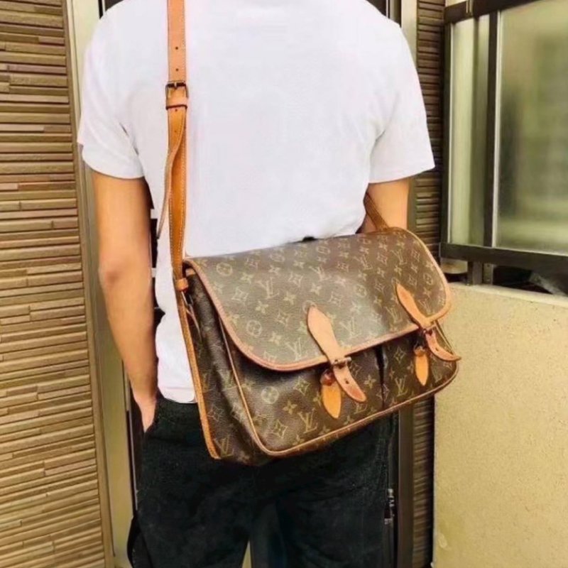 LOUIS VUITTON (LV) Gibeciere GM monogram 經典老花 肩包/斜背包/郵差包 (可放的下筆電)-4