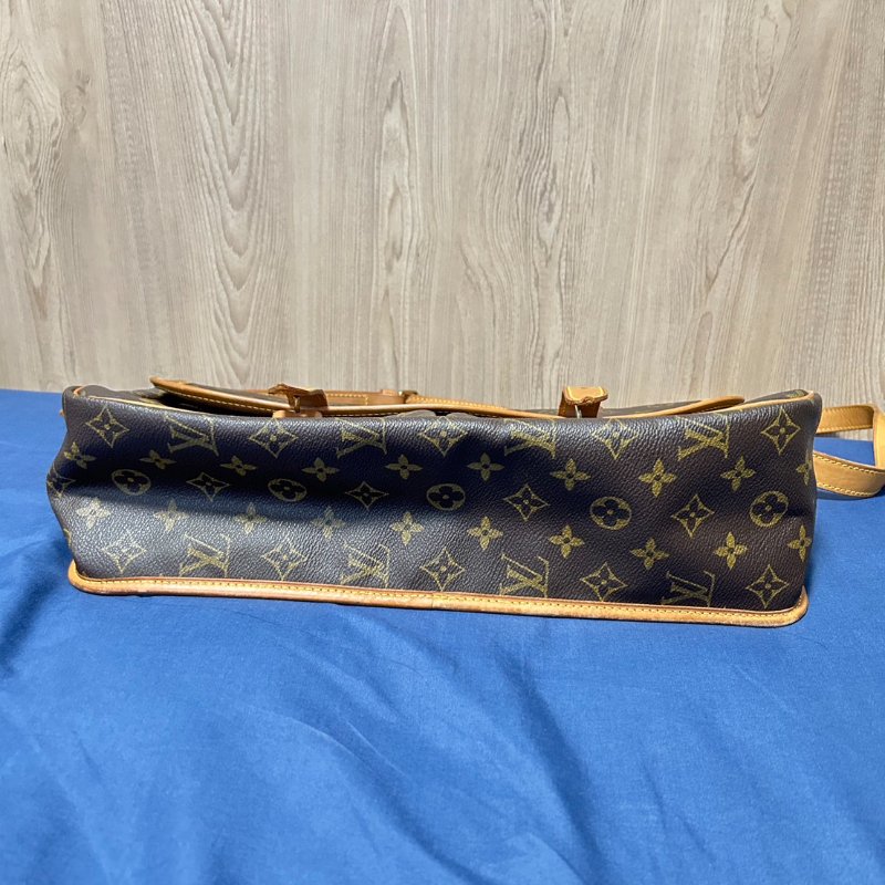 LOUIS VUITTON (LV) Gibeciere GM monogram 經典老花 肩包/斜背包/郵差包 (可放的下筆電)-9