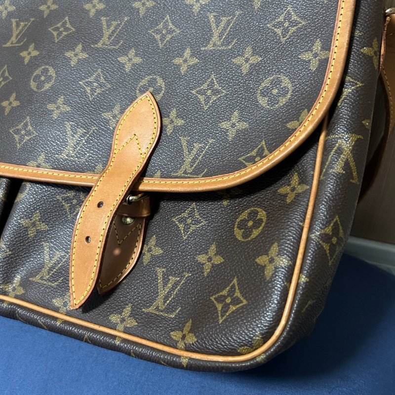 LOUIS VUITTON (LV) Gibeciere GM monogram 經典老花 肩包/斜背包/郵差包 (可放的下筆電)-11