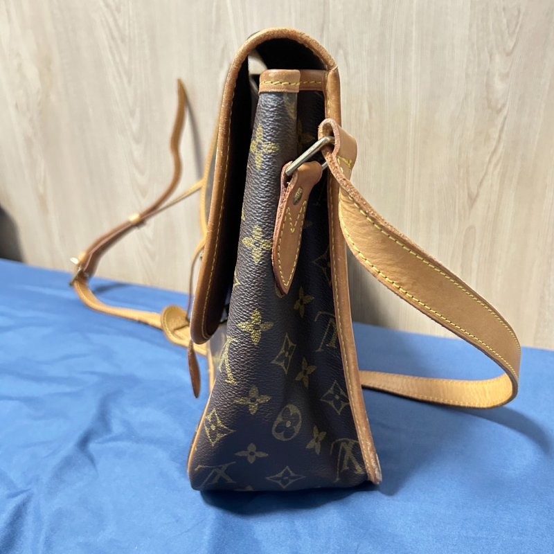 LOUIS VUITTON (LV) Gibeciere GM monogram 經典老花 肩包/斜背包/郵差包 (可放的下筆電)-15