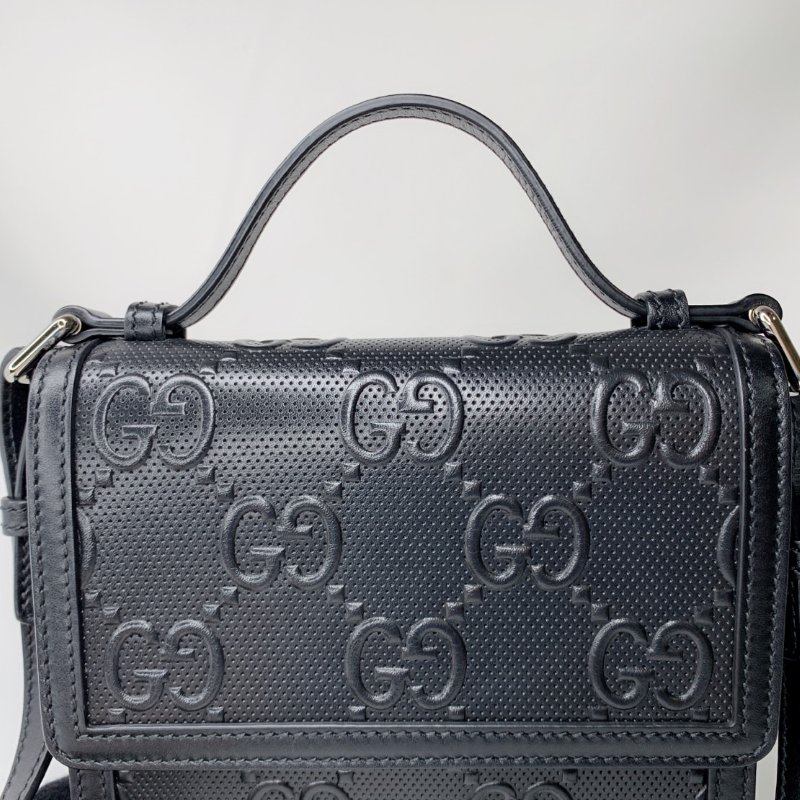 GUCCI 浮雕皮革郵差信封包-1