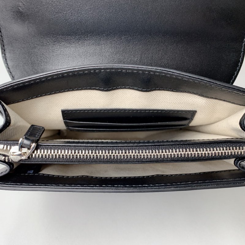 GUCCI 浮雕皮革郵差信封包-8