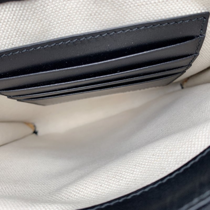 GUCCI 浮雕皮革郵差信封包-10