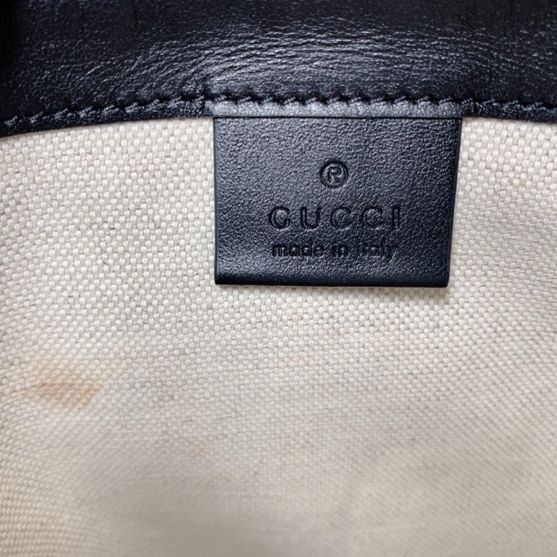 GUCCI 浮雕皮革郵差信封包-11