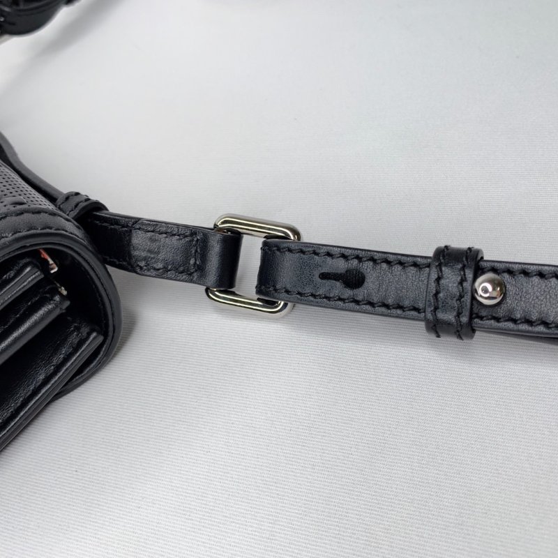 GUCCI 浮雕皮革郵差信封包-12