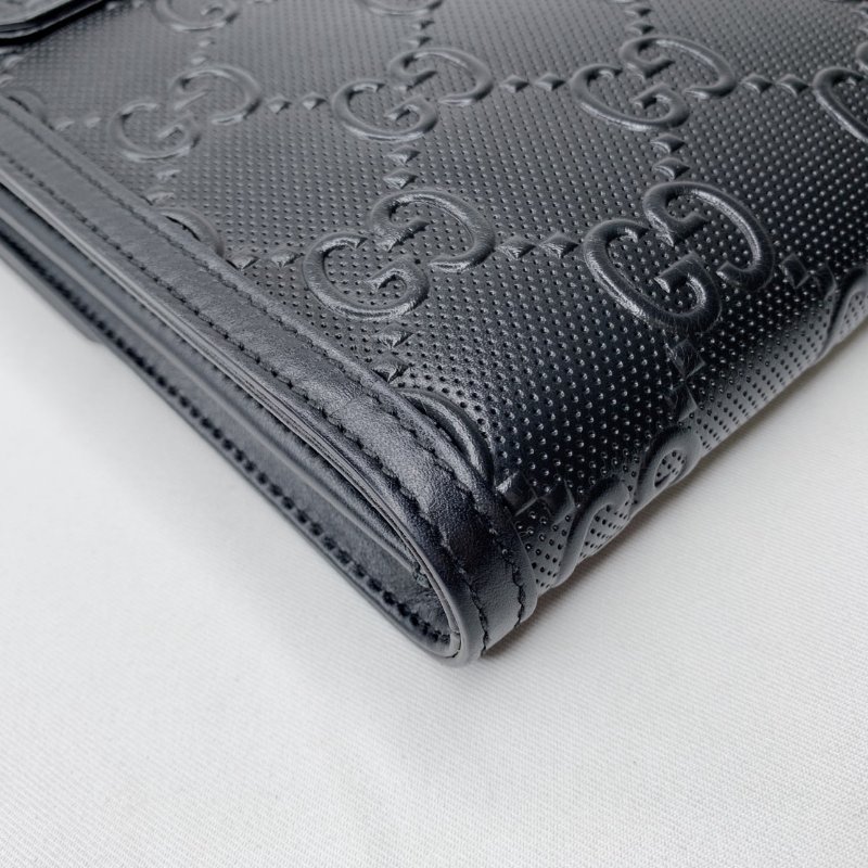 GUCCI 浮雕皮革郵差信封包-16