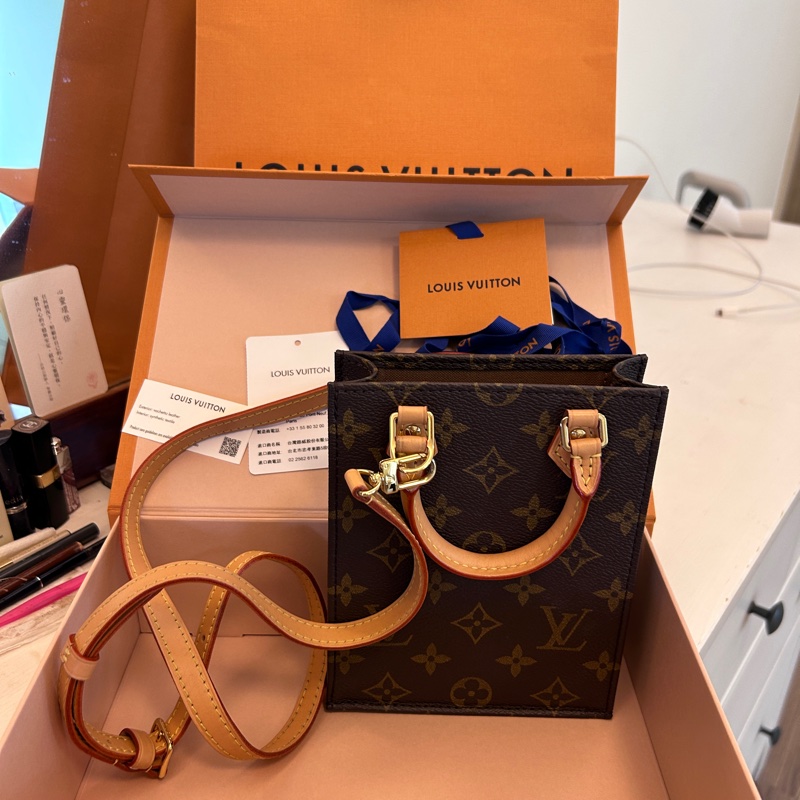 LV  小包。近全新 無使用痕跡-9