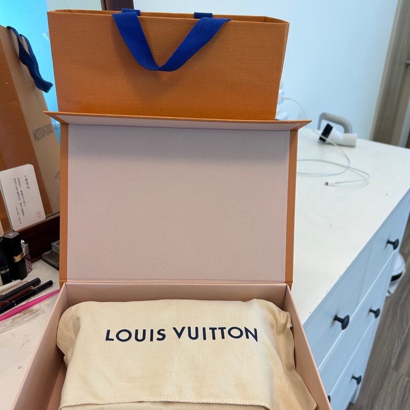 LV  小包。近全新 無使用痕跡-10