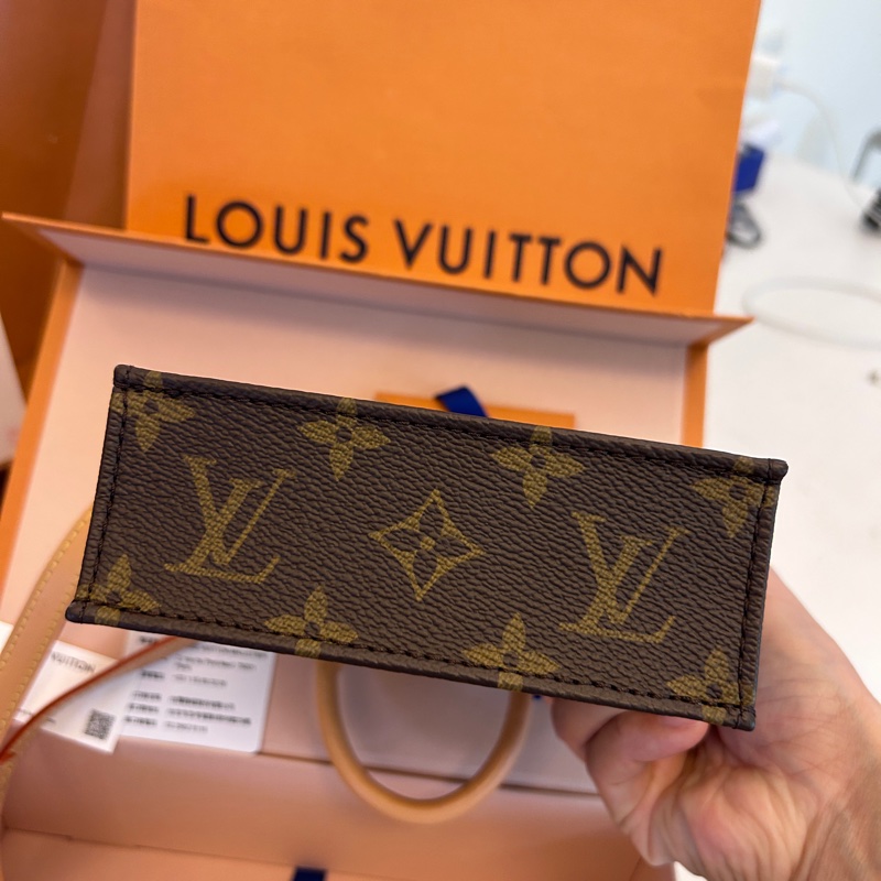 LV  小包。近全新 無使用痕跡-12