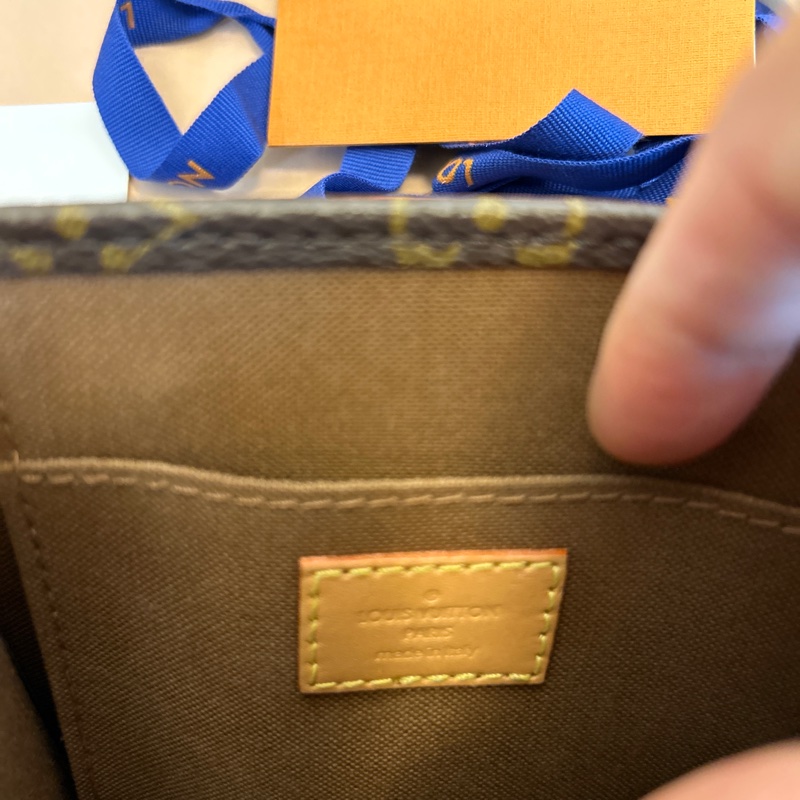 LV  小包。近全新 無使用痕跡-13