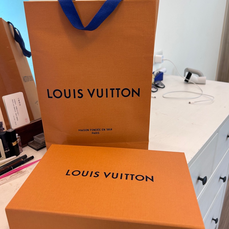 LV  小包。近全新 無使用痕跡-15