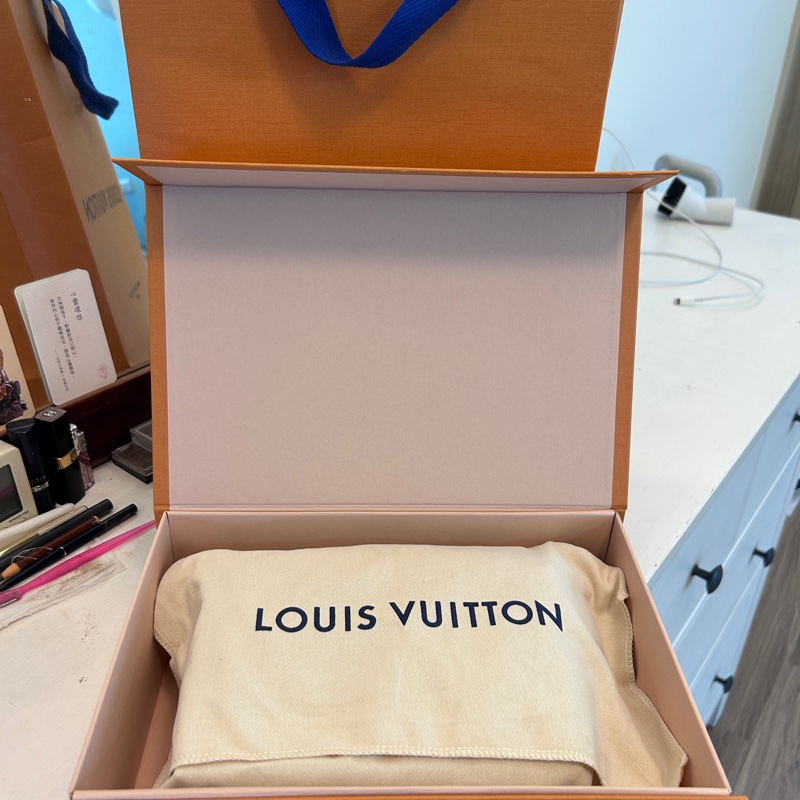 LV  小包。近全新 無使用痕跡-16
