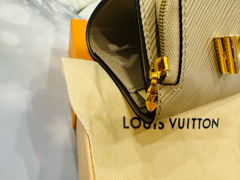 全新正品 LV  LOUIS VUITTON 路易威登 水波紋Epi 迷你 短夾-11