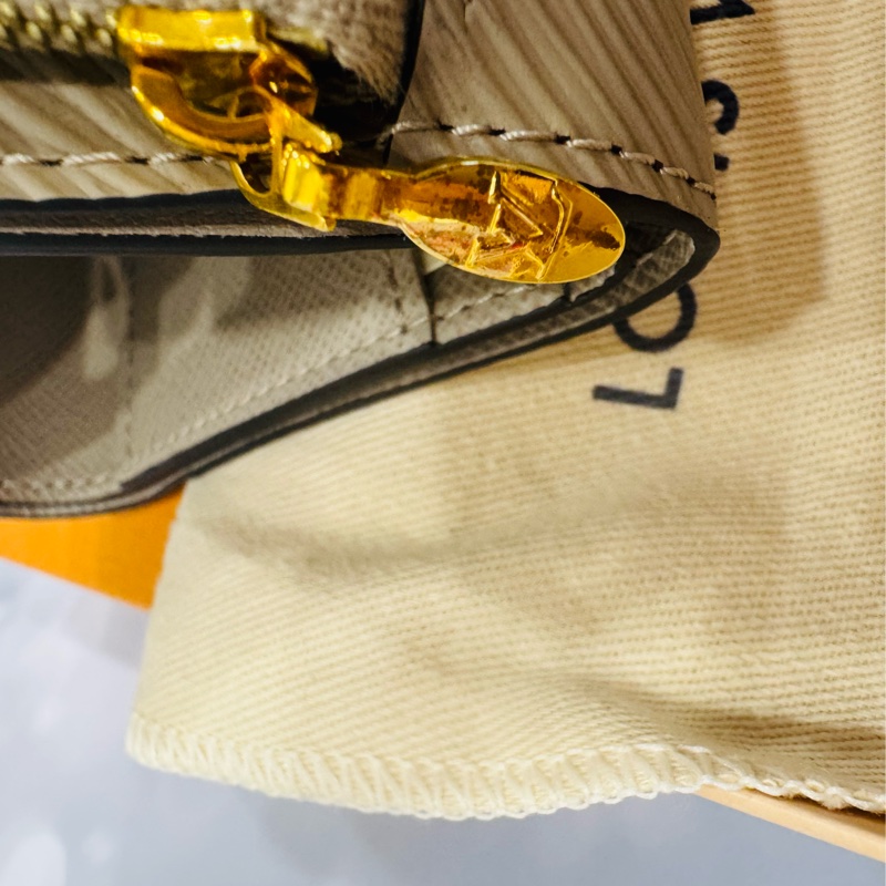 全新正品 LV  LOUIS VUITTON 路易威登 水波紋Epi 迷你 短夾-12
