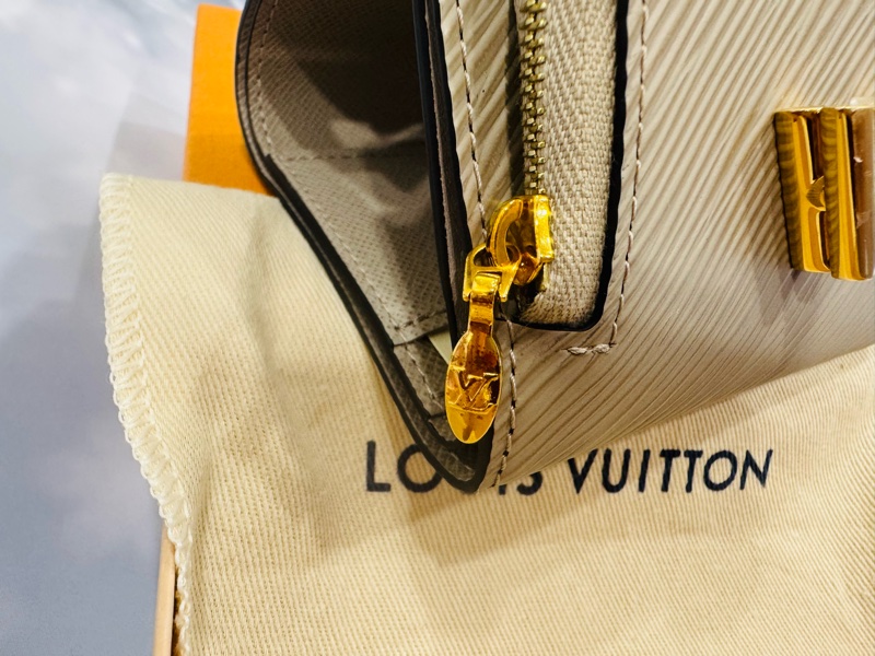 全新正品 LV  LOUIS VUITTON 路易威登 水波紋Epi 迷你 短夾-13