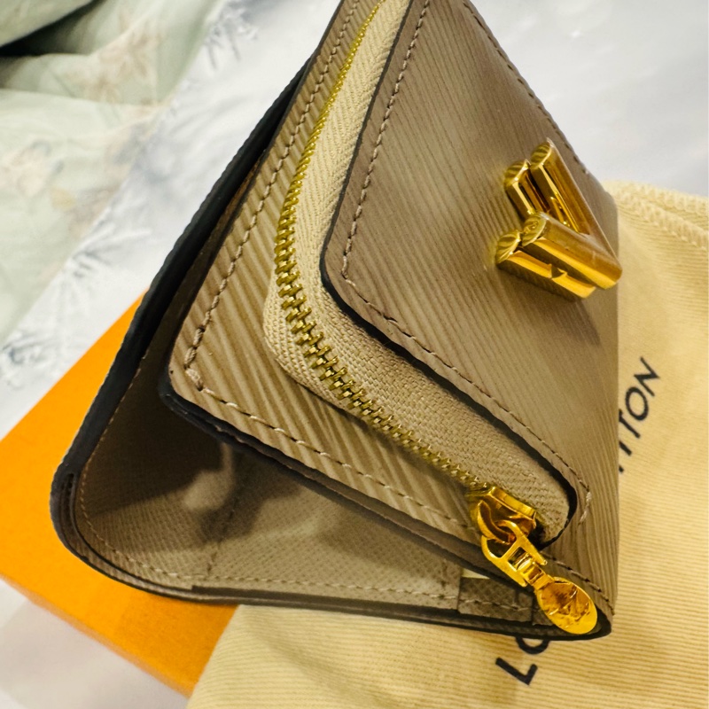 全新正品 LV  LOUIS VUITTON 路易威登 水波紋Epi 迷你 短夾-14