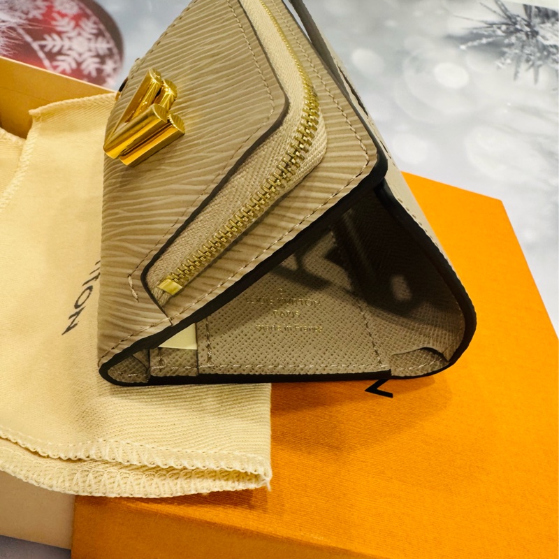 全新正品 LV  LOUIS VUITTON 路易威登 水波紋Epi 迷你 短夾-16