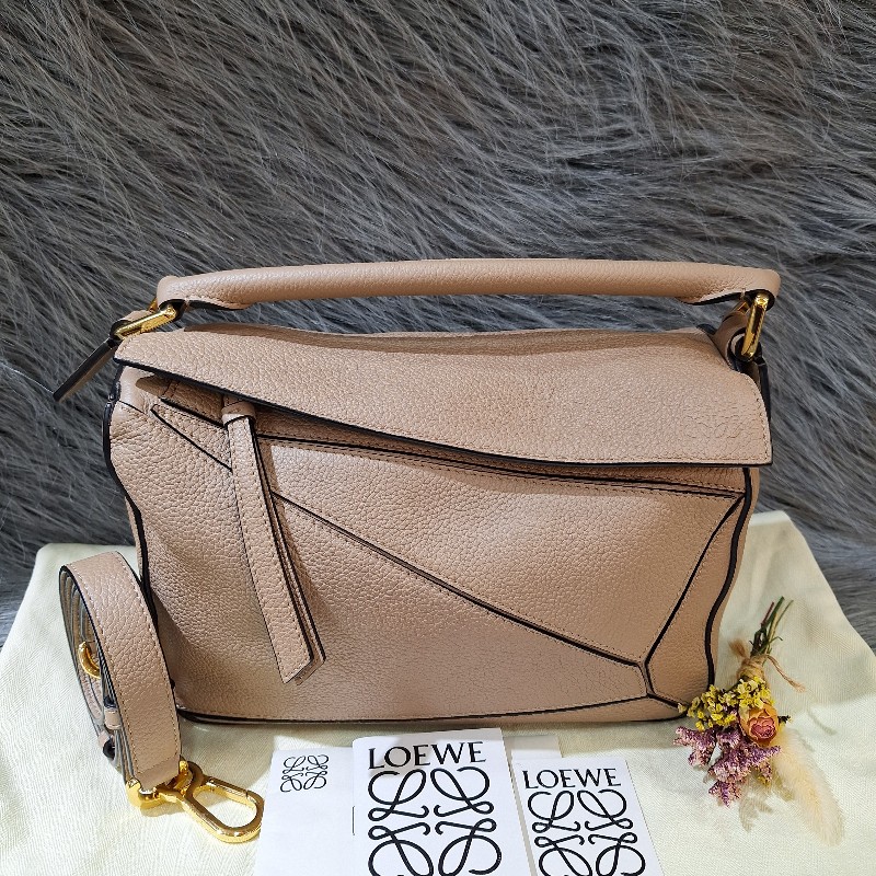 出清大特價LOEWE PUZZLE 24公分 沙色荔枝皮 幾何包 相機 拼圖包肩背 /手拿斜背包小號-0